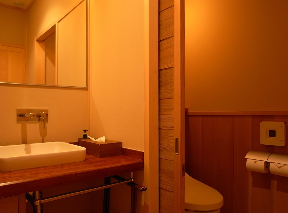 ツインベッドルーム 竹仙 トイレ付 禁煙 客室の設備とサービス0 | 旅館元奈古