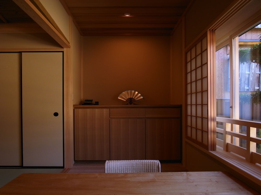 トラディショナルルーム千歳 布団2組 2階からの庭景観 禁煙 客室2 | 旅館元奈古