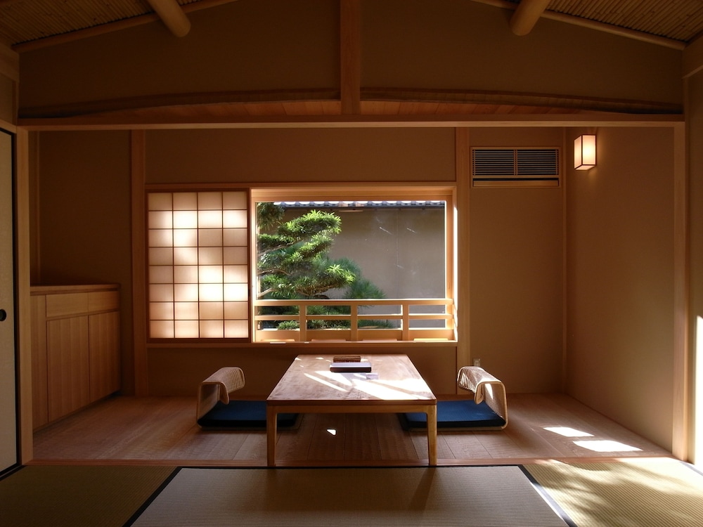 トラディショナルルーム千歳 布団2組 2階からの庭景観 禁煙 部屋からの景観0 | 旅館元奈古