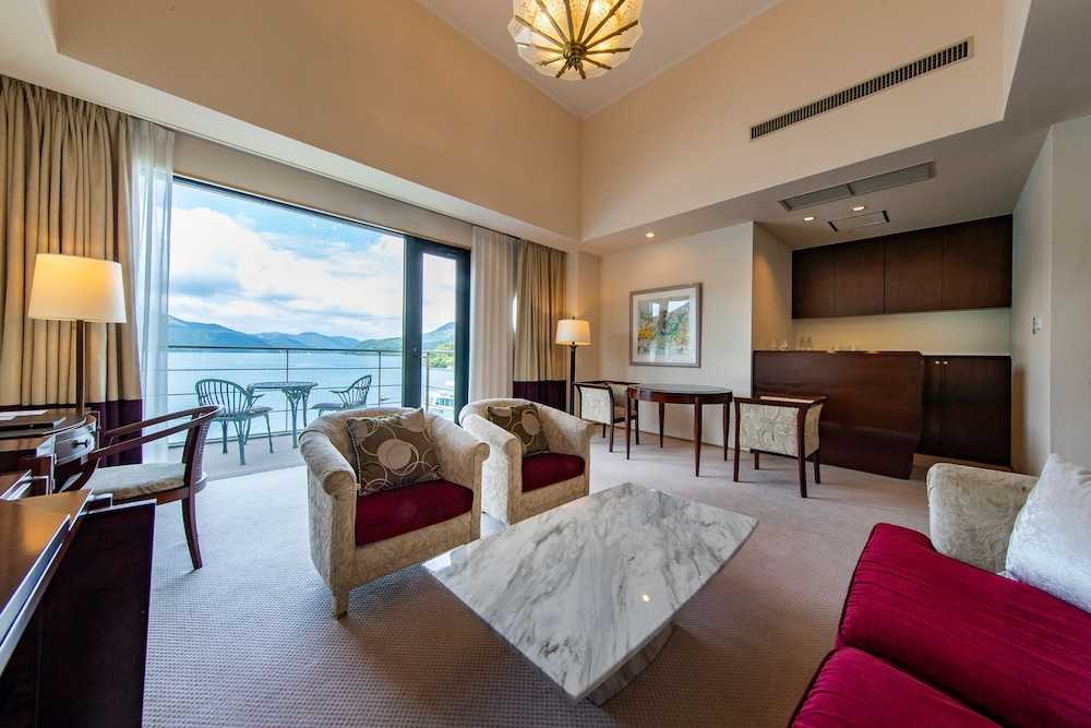 スイート バルコニー付 レイクビュー 禁煙 客室1 | 箱根ホテル