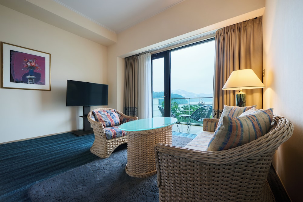ジュニア スイート バルコニー付 レイクビュー 禁煙 リビング エリア0 | 箱根ホテル
