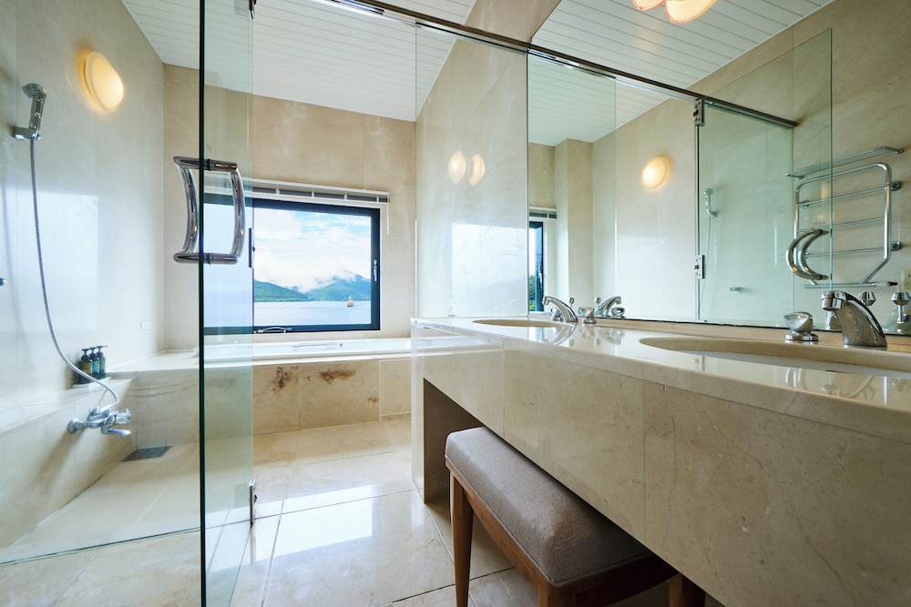 スイート バルコニー付 レイクビュー 禁煙 バスルーム1 | 箱根ホテル