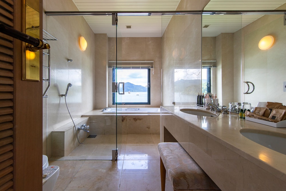 スイート バルコニー付 レイクビュー 禁煙 バスルーム0 | 箱根ホテル