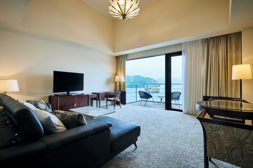 スイート バルコニー付 レイクビュー 禁煙 リビング エリア1 | 箱根ホテル