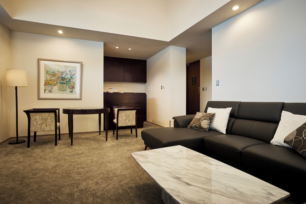 スイート バルコニー付 レイクビュー 禁煙 リビング エリア0 | 箱根ホテル