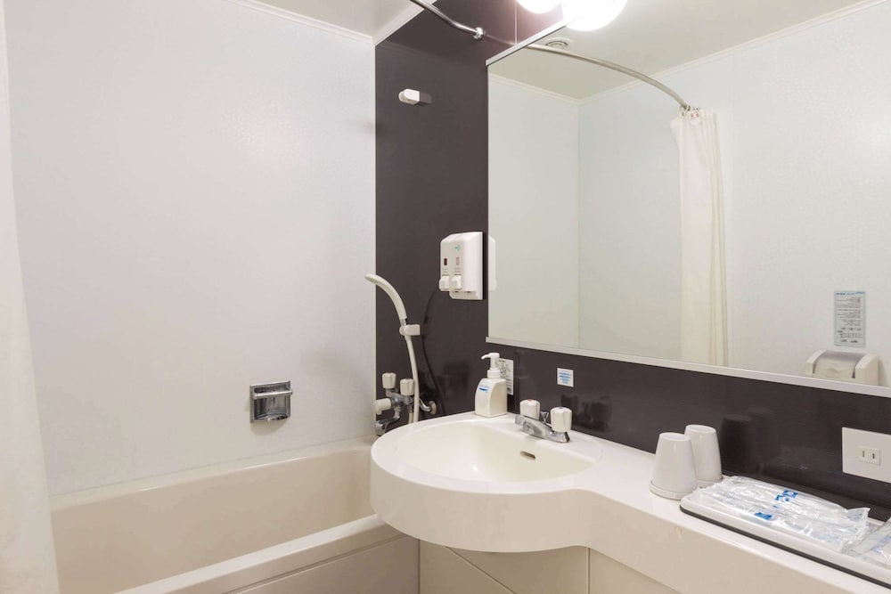 スタンダード ダブルルーム 禁煙 バスルーム0 | コンフォート ホテル 那覇県庁前