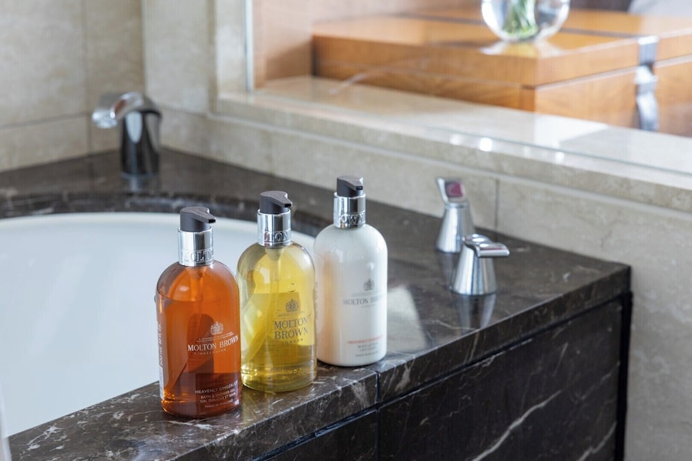 デラックス ルーム シングルベッド 2 台 バスルーム0 | シャングリ・ラ 東京