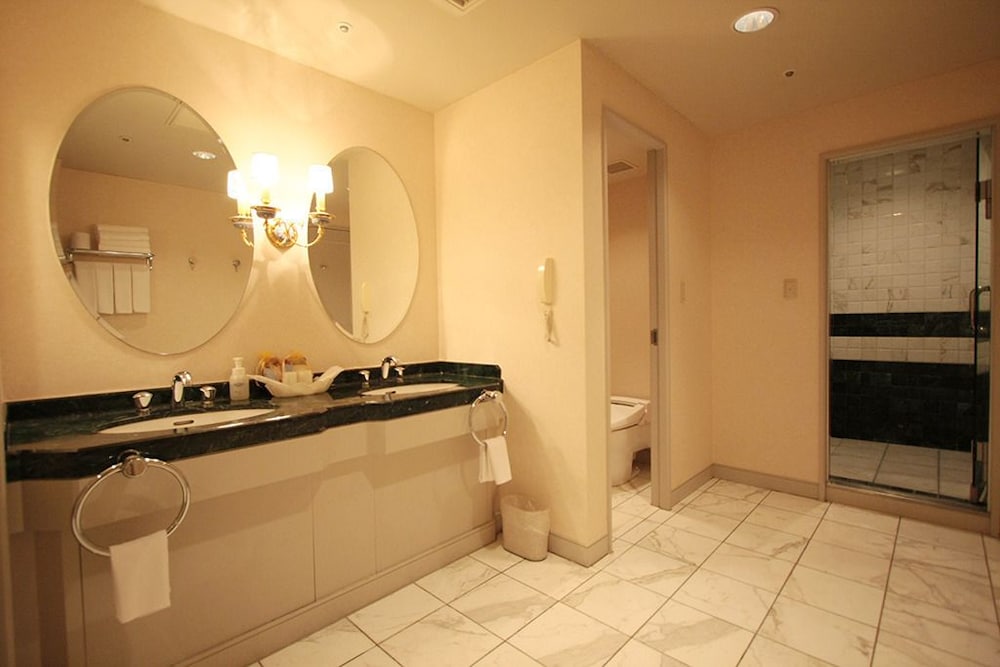 和洋室スイートルーム バスルームのシンク1 | 仙台ヒルズホテル