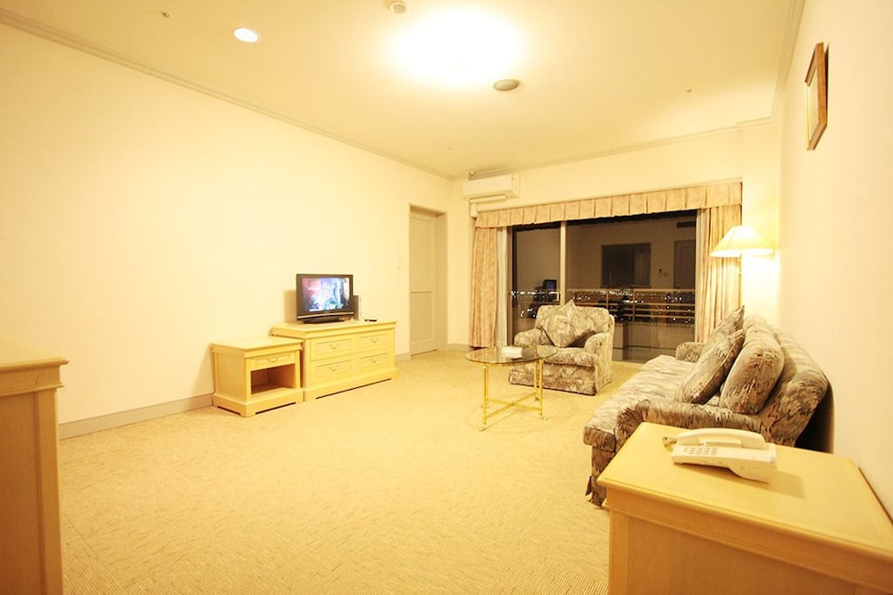 コーナースイートルーム リビング エリア1 | 仙台ヒルズホテル