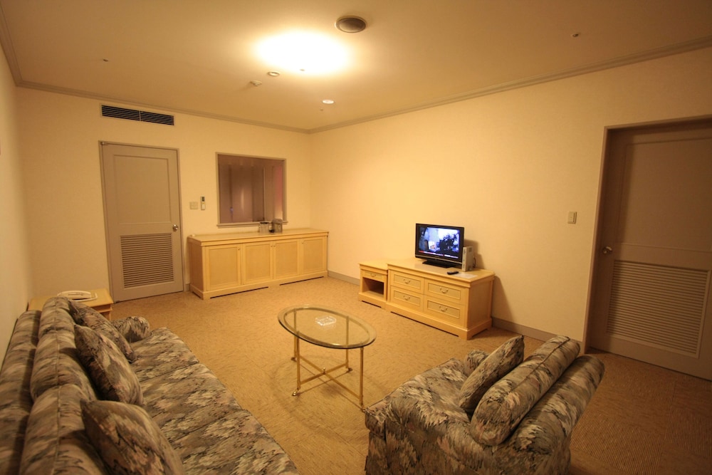 コーナースイートルーム リビング エリア2 | 仙台ヒルズホテル