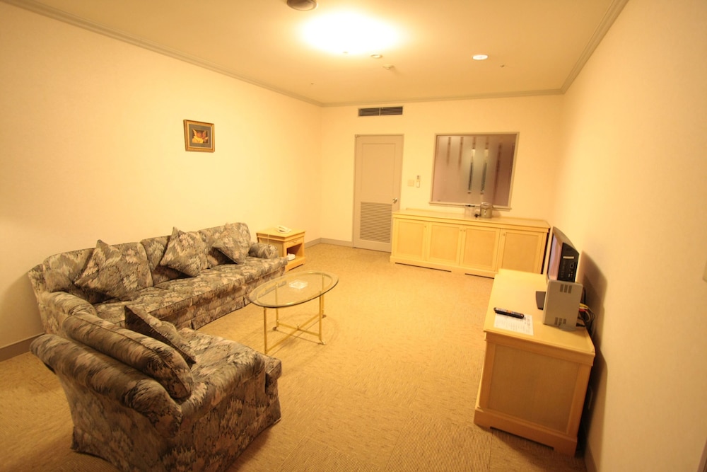 コーナースイートルーム リビング エリア0 | 仙台ヒルズホテル