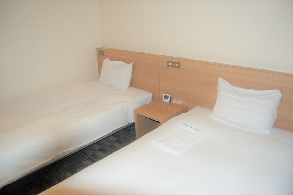 ツインルーム シングルベッド 2 台 禁煙 客室2 | スマイルホテル熊谷