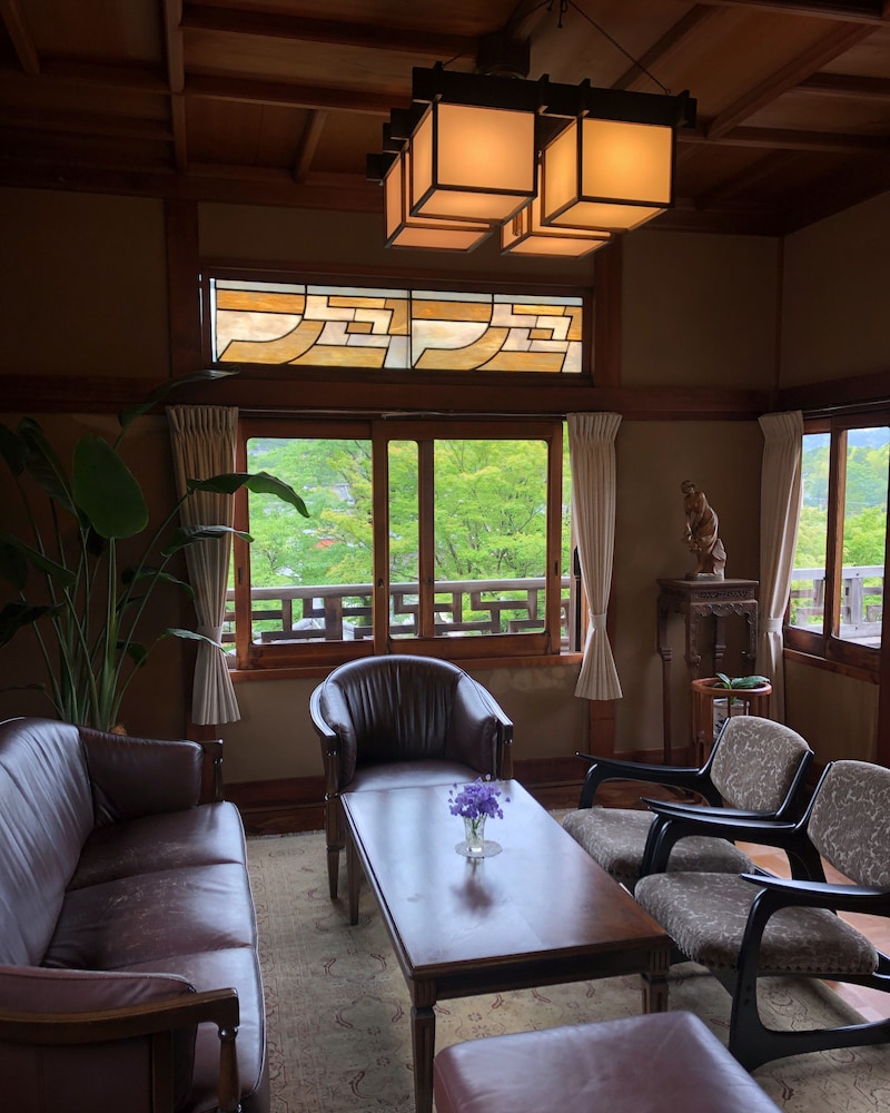 本館 (バス, トイレ付) 客室2 | 吉田山荘