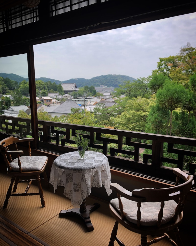 本館 (バス, トイレ付) 客室1 | 吉田山荘