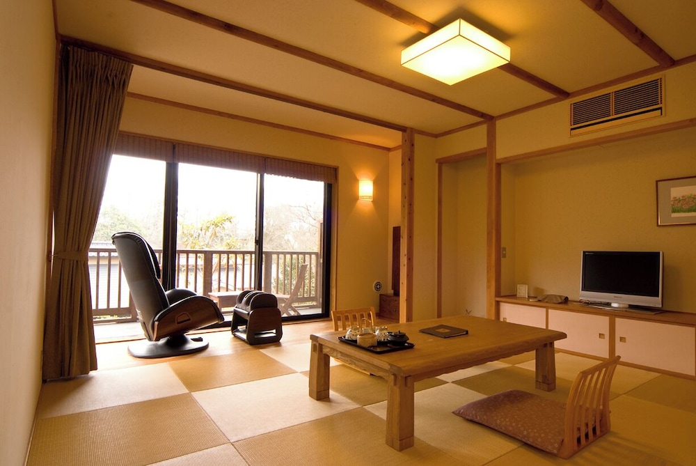 山の音 リビング エリア0 | 八幡野温泉郷 杜の湯 きらの里