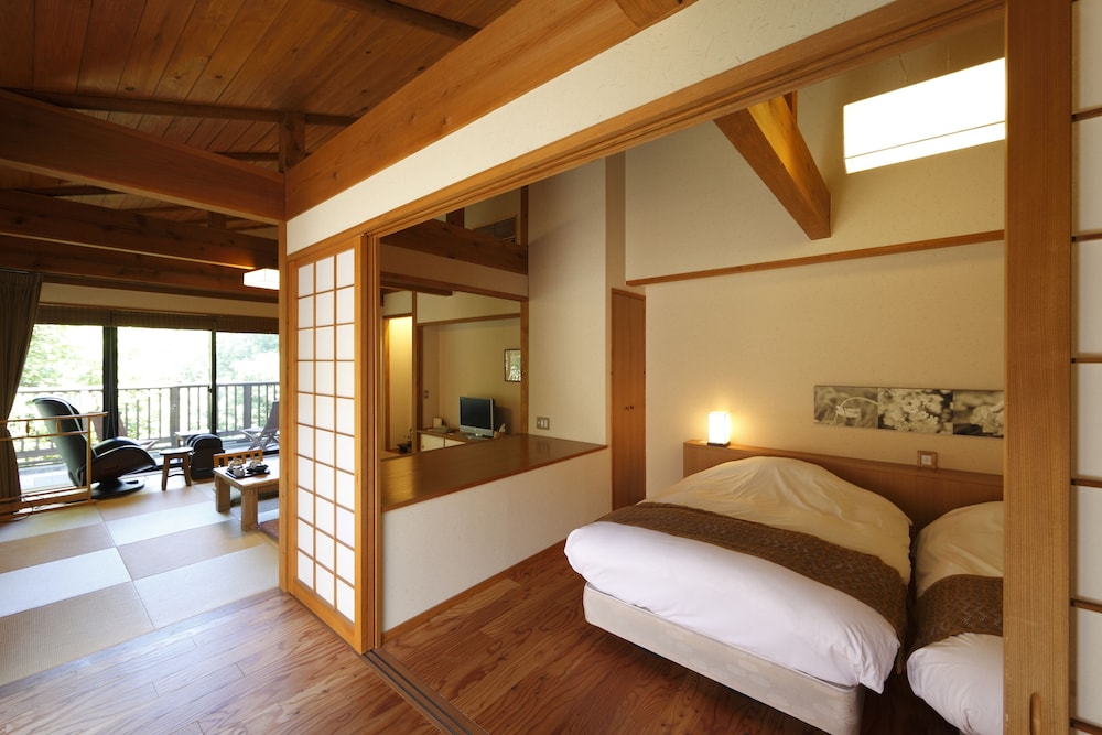 山の音 客室1 | 八幡野温泉郷 杜の湯 きらの里