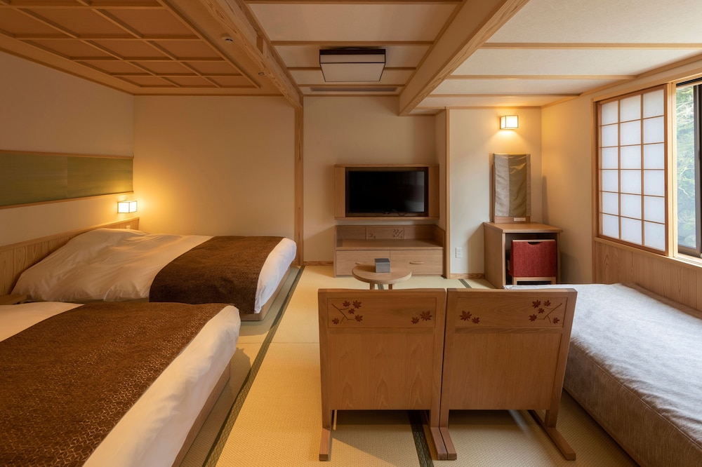 ラグジュアリー ツインルーム シングルベッド 2 台 禁煙 リバービュー [大人限定] 客室2 | 湯回廊 菊屋