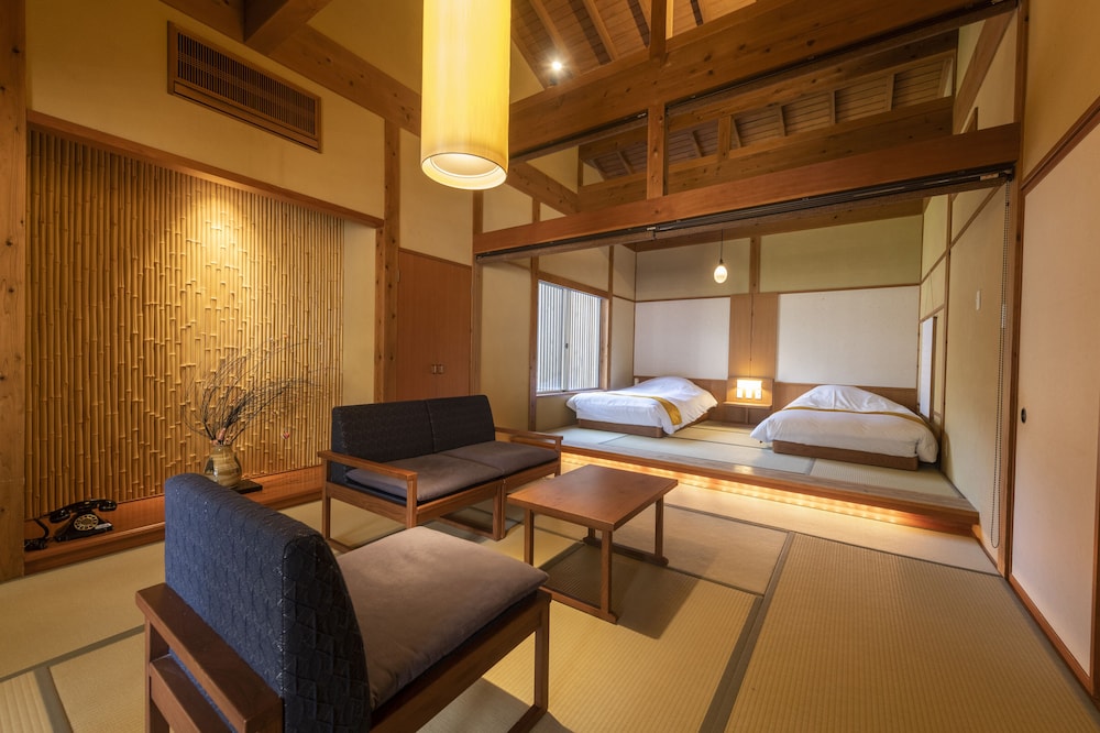 プレミアム ルーム 2 ベッドルーム 禁煙 専用バスルーム リビング エリア0 | 湯回廊 菊屋