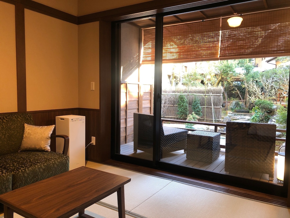 スタンダード ツインルーム シングルベッド 2 台 禁煙 部屋からの景観0 | 湯回廊 菊屋