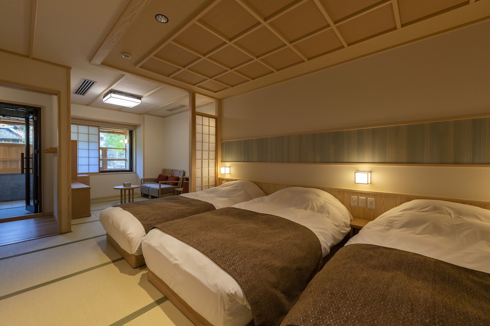 ラグジュアリー ツインルーム シングルベッド 2 台 禁煙 リバービュー [大人限定] | 湯回廊 菊屋