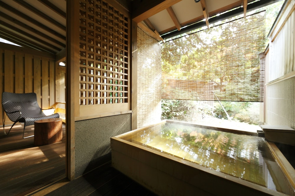 プレミアム ルーム 2 ベッドルーム 禁煙 専用バスルーム バスルーム0 | 湯回廊 菊屋