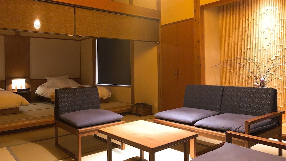 プレミアム ルーム 2 ベッドルーム 禁煙 専用バスルーム 客室1 | 湯回廊 菊屋