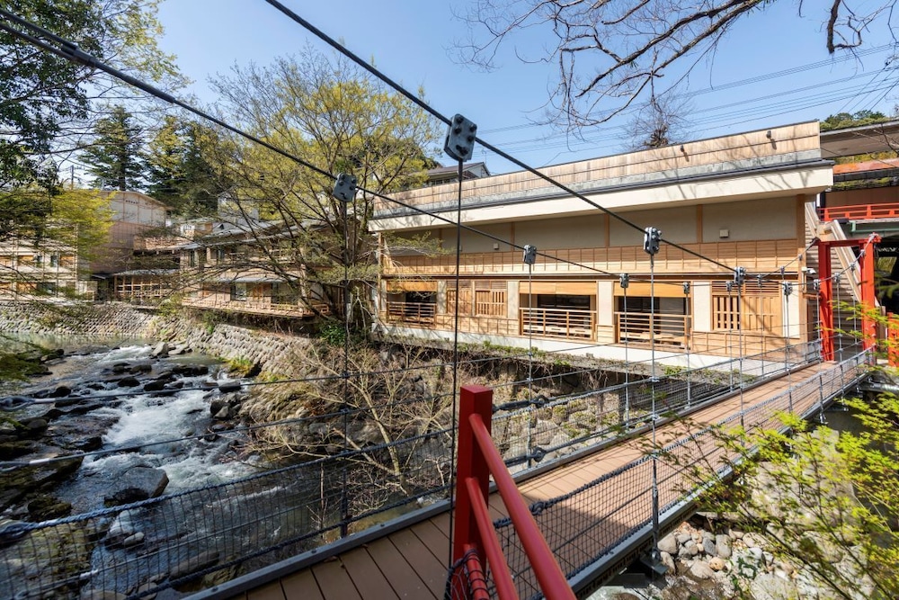 ラグジュアリー ツインルーム シングルベッド 2 台 禁煙 リバービュー [大人限定] 客室1 | 湯回廊 菊屋