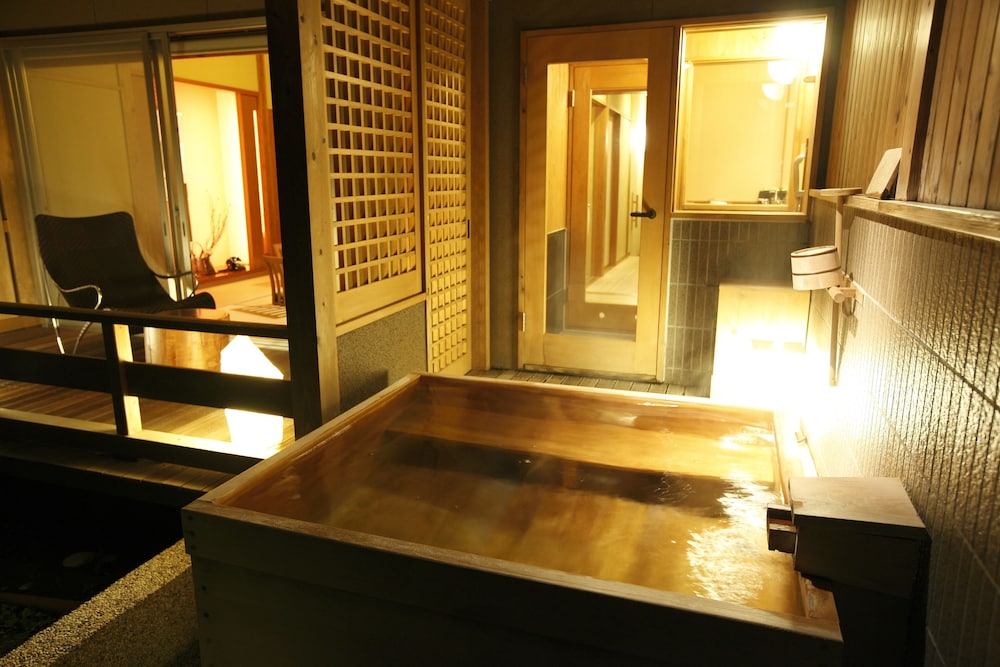 プレミアム ルーム 2 ベッドルーム 禁煙 専用バスルーム | 湯回廊 菊屋