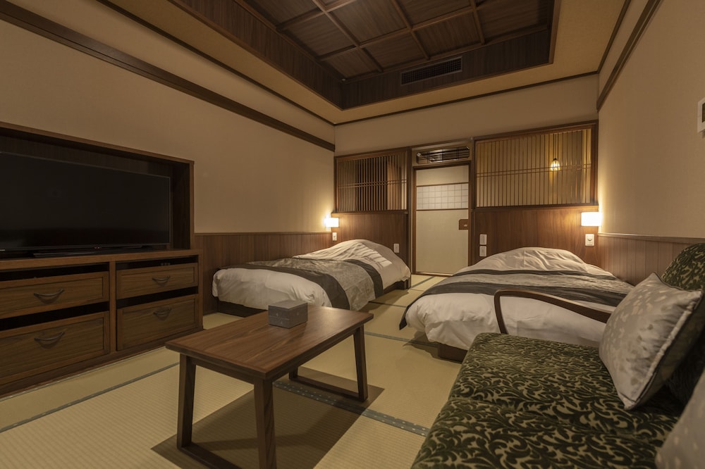 スタンダード ツインルーム シングルベッド 2 台 禁煙 リビング エリア0 | 湯回廊 菊屋