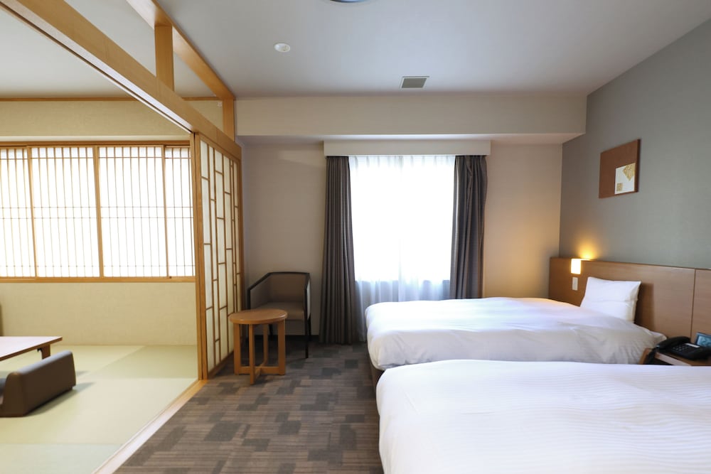 和洋室 5名利用 (シングルベッド2台と布団3枚) 禁煙 客室2 | 天然温泉 そが浜の湯 ドーミイン千葉City Soga