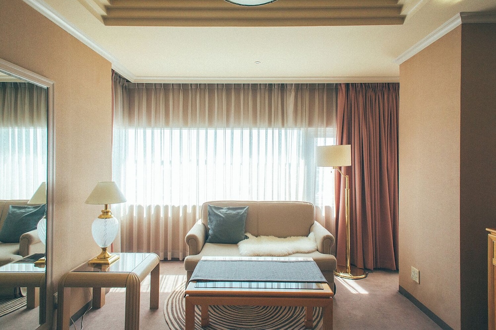 ジュニア スイートダブルサイズベッド 2 台 リビング エリア1 | 掛川グランドホテル