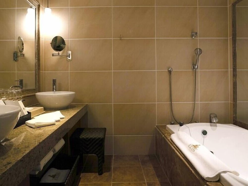 プレミアツイン 最大4名 禁煙 バスルーム0 | 沖縄かりゆしリゾート EXES 恩納