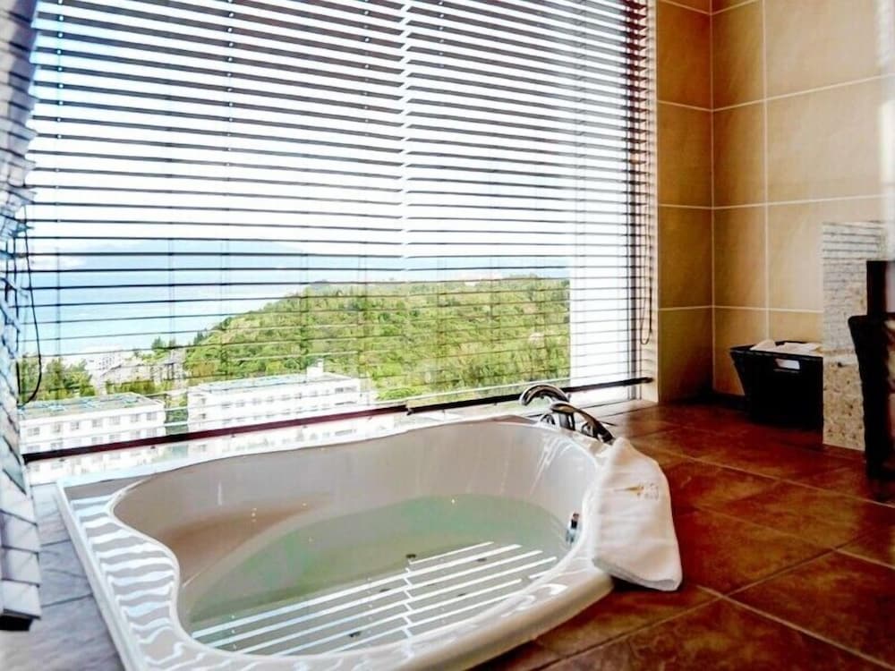 EXESロイヤルプールスイート ラウンジアクセス付き 最大2名 禁煙 バスルーム1 | 沖縄かりゆしリゾート EXES 恩納