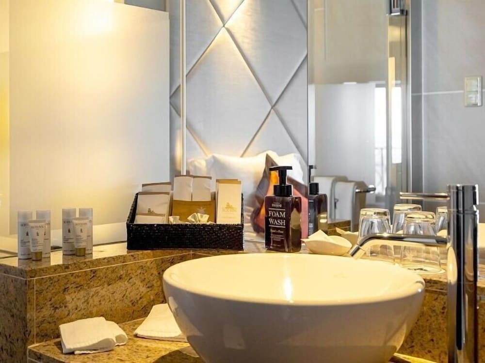 EXESロイヤルプールスイート ラウンジアクセス付き 最大2名 禁煙 バスルーム2 | 沖縄かりゆしリゾート EXES 恩納