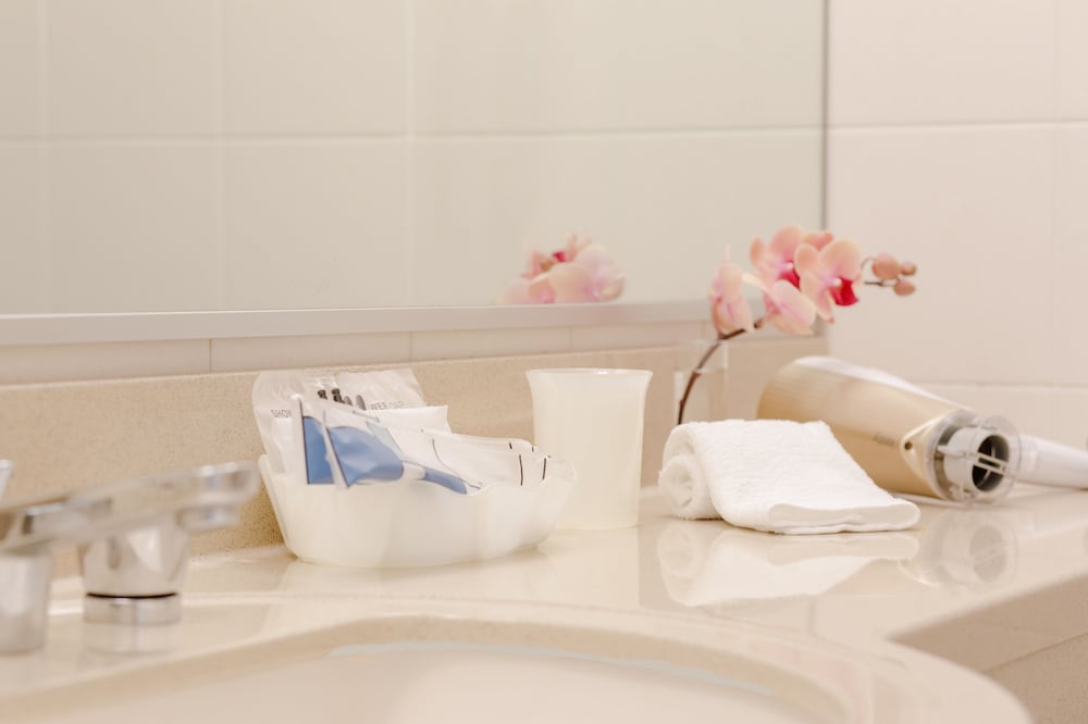 コンパクトダブル 禁煙 (16 ㎡) バスルームのシンク1 | 後楽ホテル