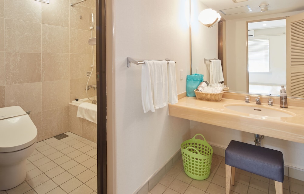 本館 オーシャンファミリールーム (ガーデンウィング) 禁煙 5名利用 客室5 | ロイヤルビューホテル美ら海