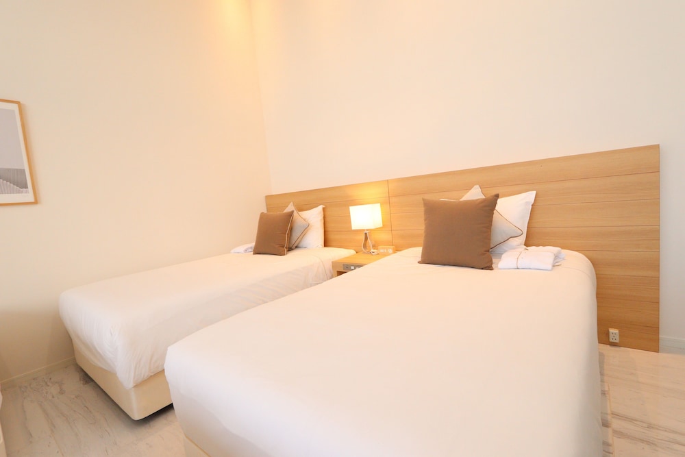 別館 デラックステラスツイン - 4ベッド 禁煙 6 名利用 客室1 | ロイヤルビューホテル美ら海