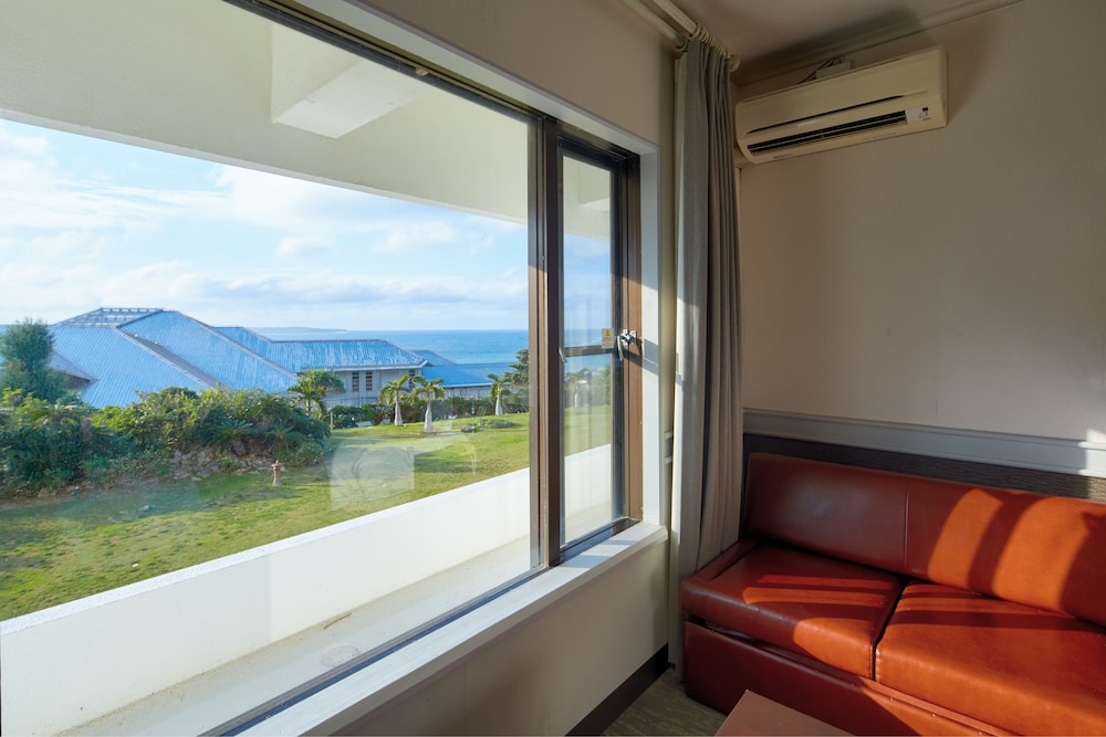 本館 スタンダードツイン 禁煙 4名利用 バルコニーからの眺望0 | ロイヤルビューホテル美ら海