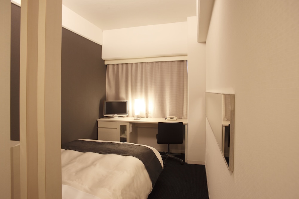 （喫煙）セミダブルルーム（13.3㎡）ベッド幅130㎝、素泊まり 客室2 | ホテルビナリオ梅田