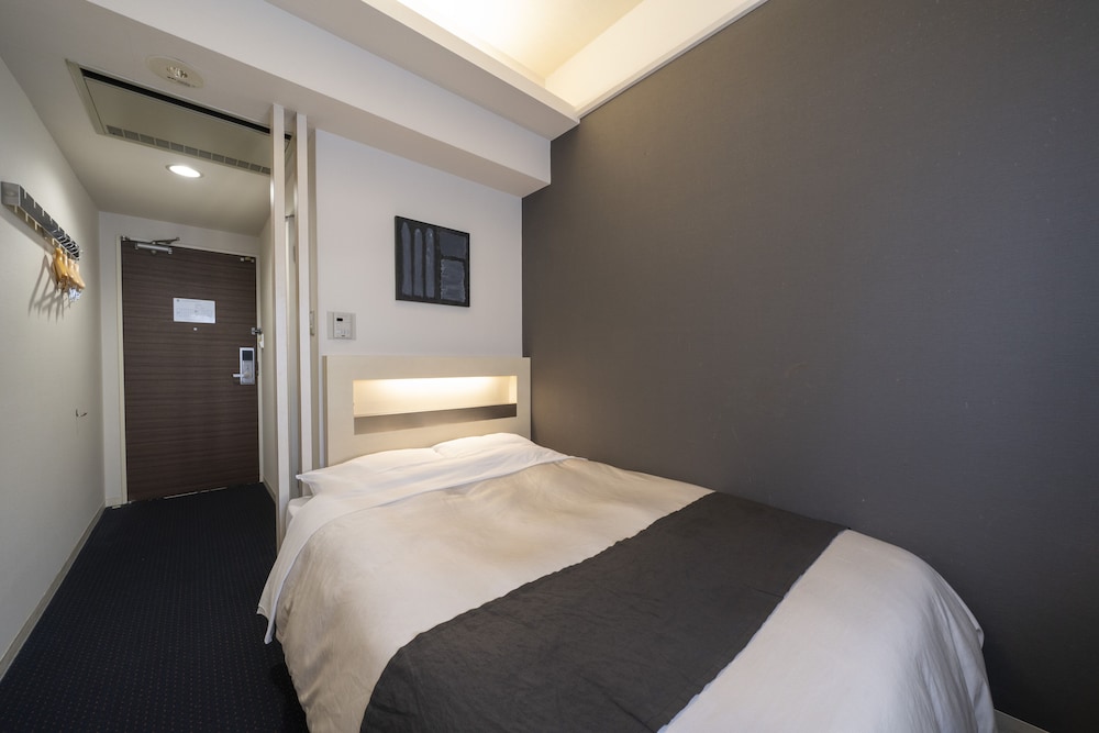 （喫煙）セミダブルルーム（13.3㎡）ベッド幅130㎝、素泊まり | ホテルビナリオ梅田