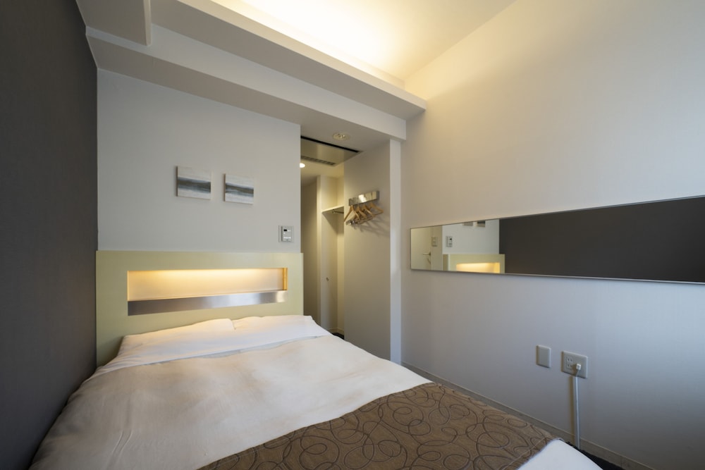 （喫煙）セミダブルルーム（13.3㎡）ベッド幅130㎝、素泊まり 客室4 | ホテルビナリオ梅田