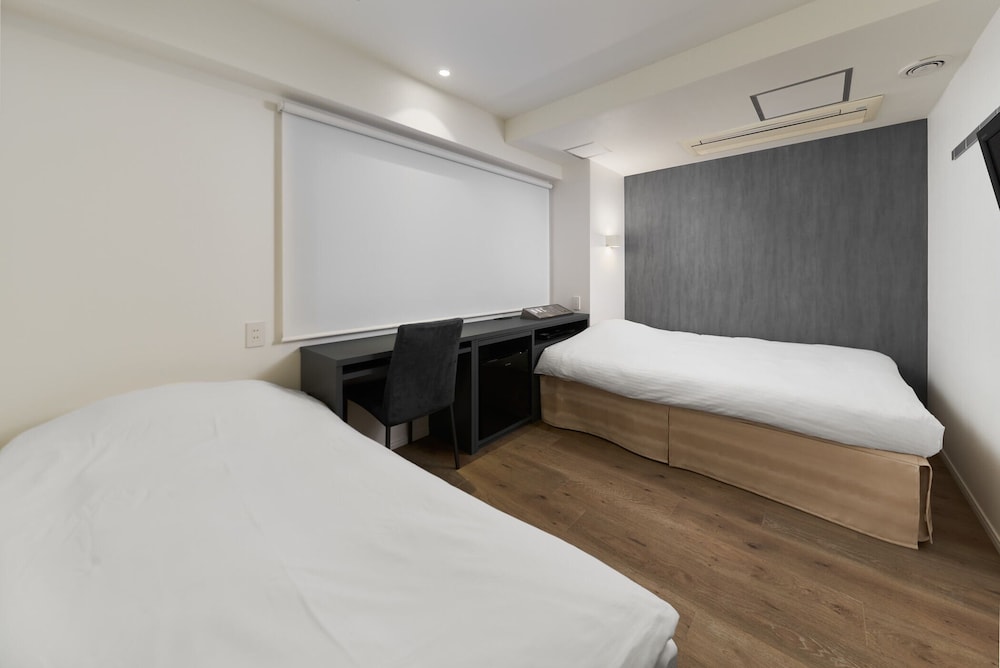 ダブルルームダブルサイズベッド 1 台ソファーベッド付き | シティ ホテル N.U.T.S.