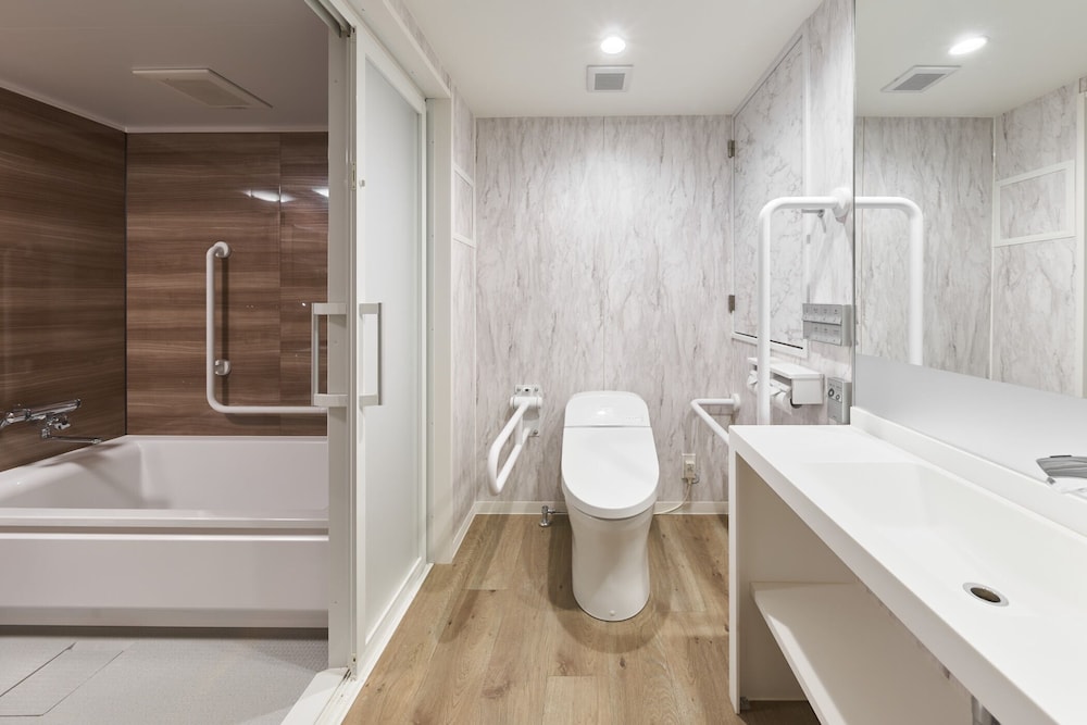 ダブルルームダブルサイズベッド 1 台ソファーベッド付き バスルーム1 | シティ ホテル N.U.T.S.