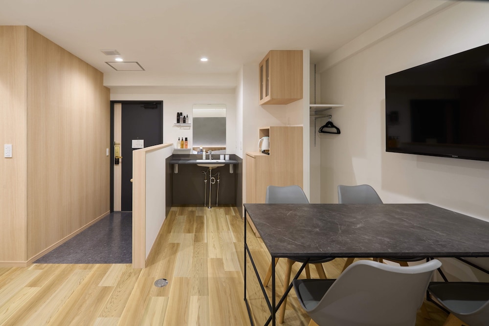 トリプルルーム (最大4名利用) 客室内のダイニングエリア0 | シティ ホテル N.U.T.S.