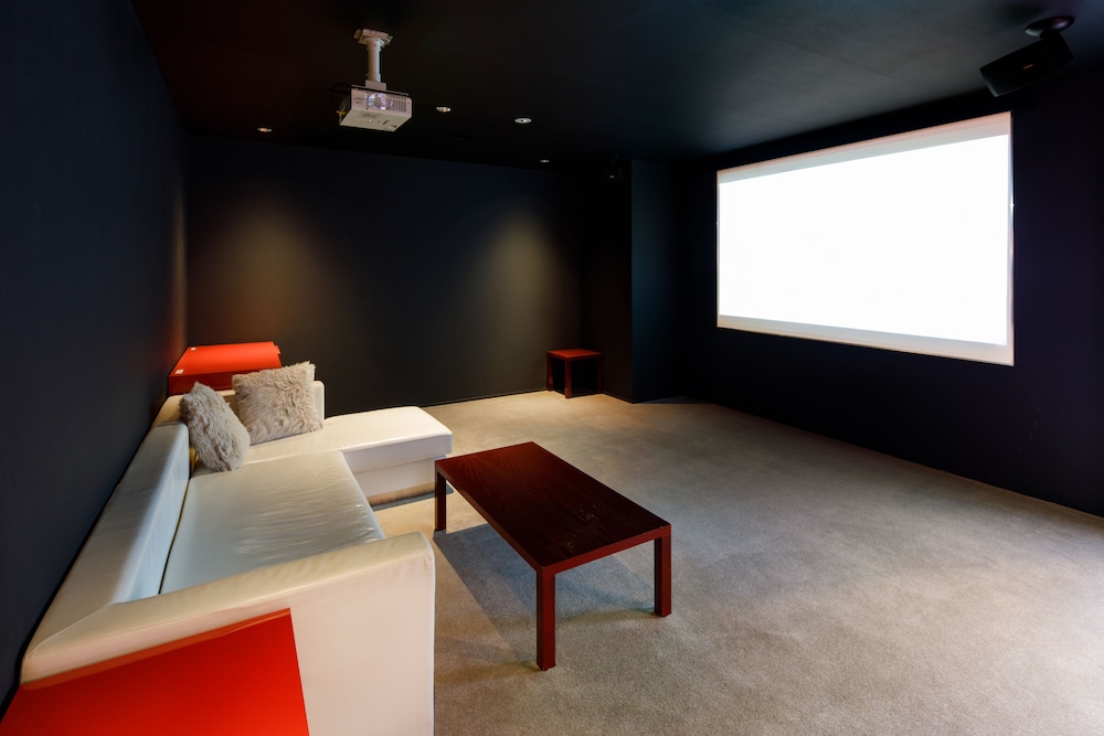 デザイナーズ エグゼクティブ スイートルーム リビング エリア0 | ザ・スクリーン