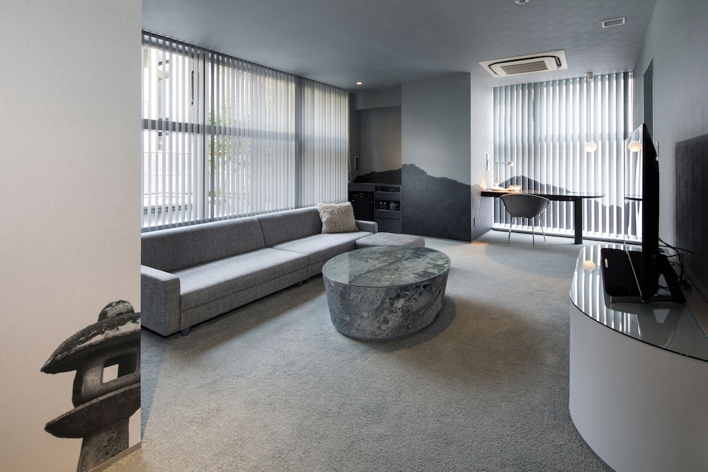 デザイナーズ エグゼクティブ スイートルーム リビングルーム0 | ザ・スクリーン