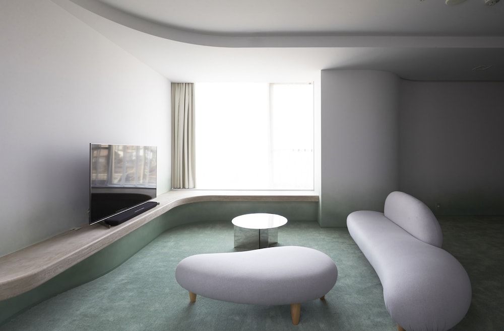 デザイナーズスイート 禁煙 リビング エリア1 | ザ・スクリーン