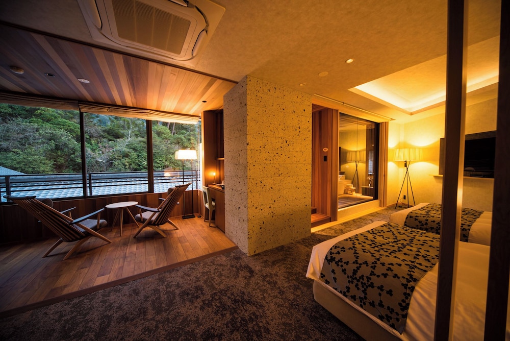 霊峰弥山側露天風呂付客室＜和洋室＞99㎡ | 宮島グランドホテル有もと