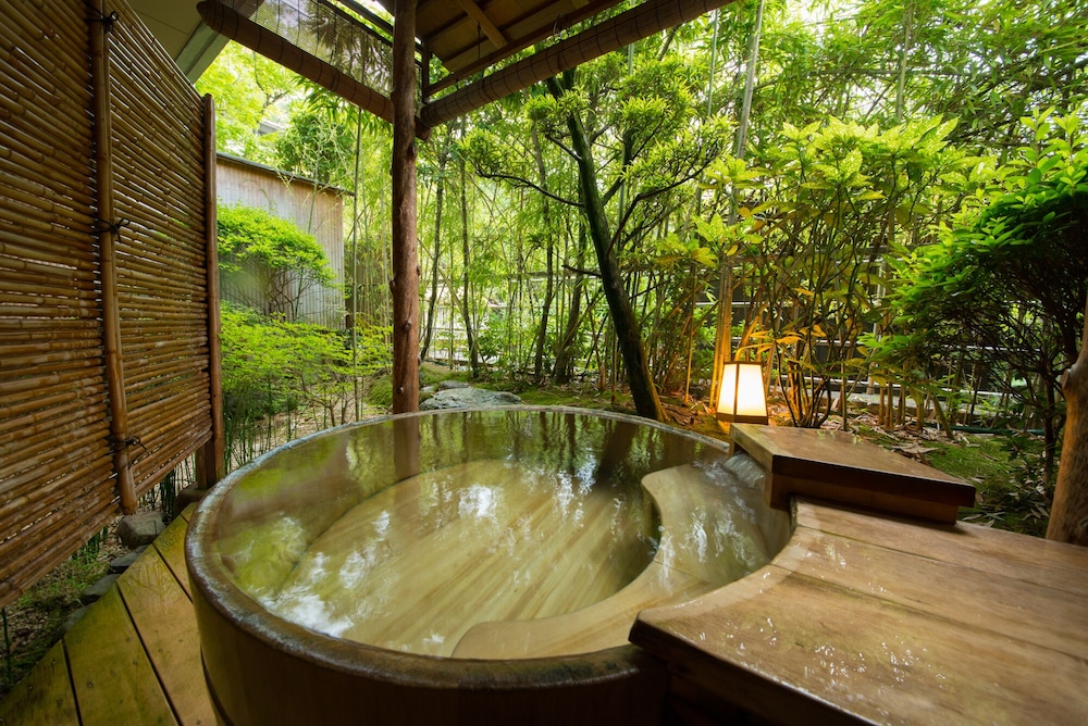 庭園側露天風呂付き数寄屋洋室B 52㎡ | 宮島グランドホテル有もと