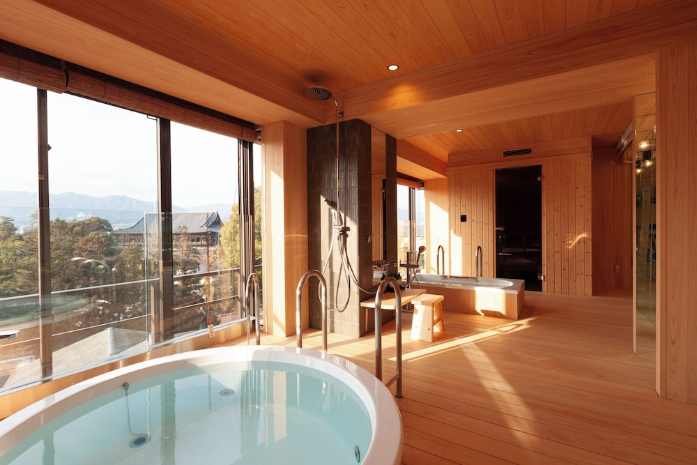 海側ロイヤルスイートツイン半露天風呂・サウナ付（仙山）100㎡ バスルーム0 | 宮島グランドホテル有もと